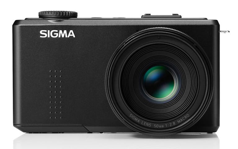 Eine ganz spezielle Kompakt-Kamera mit Retro-Charme ist die Sigma DP3 Merril: Sie besitzt eine 5o-mm-Festbrennweite entsprechend 75 Millimeter beim Kleinbild, die sich hauptsächlich für die Portrait- und Makrofotografie eignet. Ein so genannten 46-Megapixel-Foveon-Sensor soll zudem eine überragende Bildqualität liefern. Der Apparat kostet um die 1100 Euro.