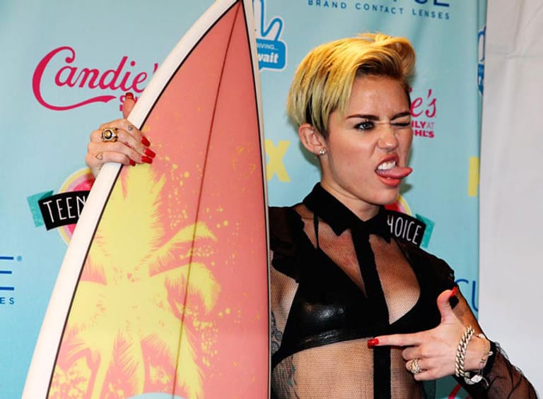 Die Outfits werden immer knapper, die Posen lasziver und auch die Musik von Miley Cyrus dreht sich immer öfter um Sex.
