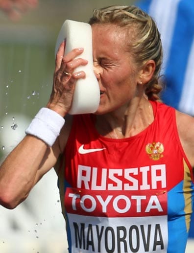 Abkühlung: Die russische Marathon-Läuferin Albina Mayorova.