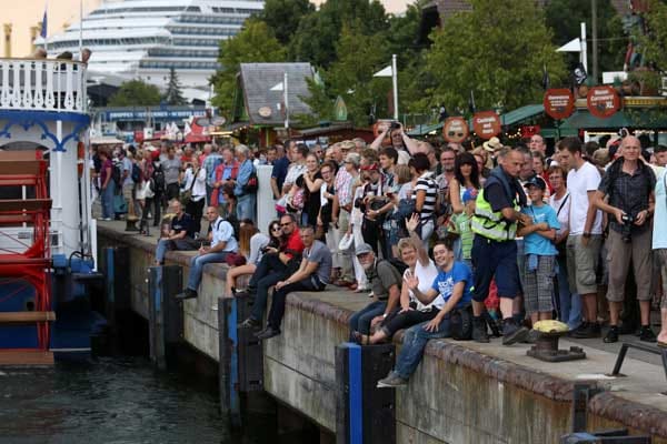 An den Kaikanten verfolgten Schaulustige am 10.08.2013 in Rostock-Warnemünde die Geschwaderfahrt der Hanse Sail. Zum größten Fest Mecklenburg-Vorpommerns hatten sich knapp 220 Schiffe angemeldet. An den Kaikanten verfolgten Schaulustige am 10.08.2013 in Rostock-Warnemünde die Geschwaderfahrt der Hanse Sail. Zum größten Fest Mecklenburg-Vorpommerns hatten sich knapp 220 Schiffe angemeldet.