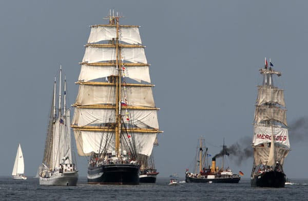 Zehntausende Menschen konnten die imposante Flotte unter vollen Segeln bei ihrer Ausfahrt auf die Ostsee bestaunen. Zehntausende Menschen konnten die imposante Flotte unter vollen Segeln bei ihrer Ausfahrt auf die Ostsee bestaunen.