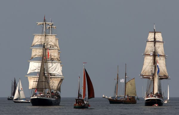 Maritime Vielfalt vom Feinsten wird bei der Hanse Sail schon immer groß geschrieben. Der 80 Jahre alte Dampfeisbrecher "Stettin" machte in Rostock ebenso fest, wie die insgesamt 30 Schoner, die hauptsächlich aus den Niederlanden kamen. Maritime Vielfalt vom Feinsten wird bei der Hanse Sail schon immer groß geschrieben. Der 80 Jahre alte Dampfeisbrecher "Stettin" machte in Rostock ebenso fest, wie die insgesamt 30 Schoner, die hauptsächlich aus den Niederlanden kamen.
