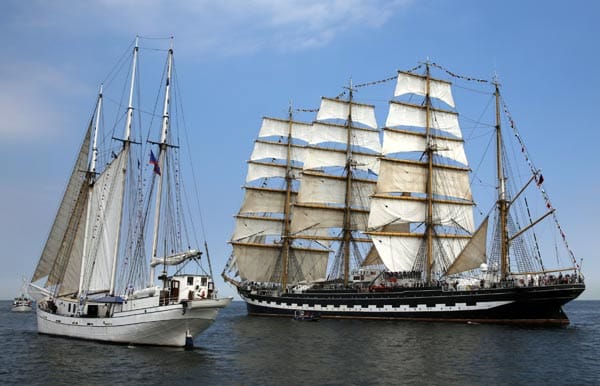 Der Höhepunkt der diesjährigen Hanse Sail war die große Geschwarderausfahrt der knapp 200 Traditionssegler am Samstag. Mit dabei waren auch zwölf Windjammer aus aller Welt. Der Höhepunkt der diesjährigen Hanse Sail war die große Geschwarderausfahrt der knapp 200 Traditionssegler am Samstag. Mit dabei waren auch zwölf Windjammer aus aller Welt.