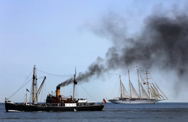 Das Dampfschiff "Bussard" und das Segel-Kreuzfahrtschiff "Star Flyer" fuhren bei der Geschwaderfahrt der Hanse Sail auf der Ostsee vor Rostock-Warnemünde. Das Dampfschiff "Bussard" und das Segel-Kreuzfahrtschiff "Star Flyer" fuhren bei der Geschwaderfahrt der Hanse Sail auf der Ostsee vor Rostock-Warnemünde.