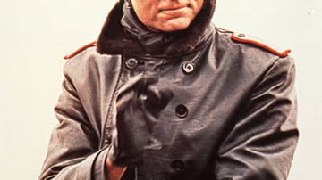 Das ist der Schauspieler Don Stroud, der in dem Film „Manfred von Richthofen – Der Rote Baron“ Captain Roy Brown spielt. Der Kanadier galt lange als Bezwinger Richthofens – zu Unrecht, wie sich herausstellte.