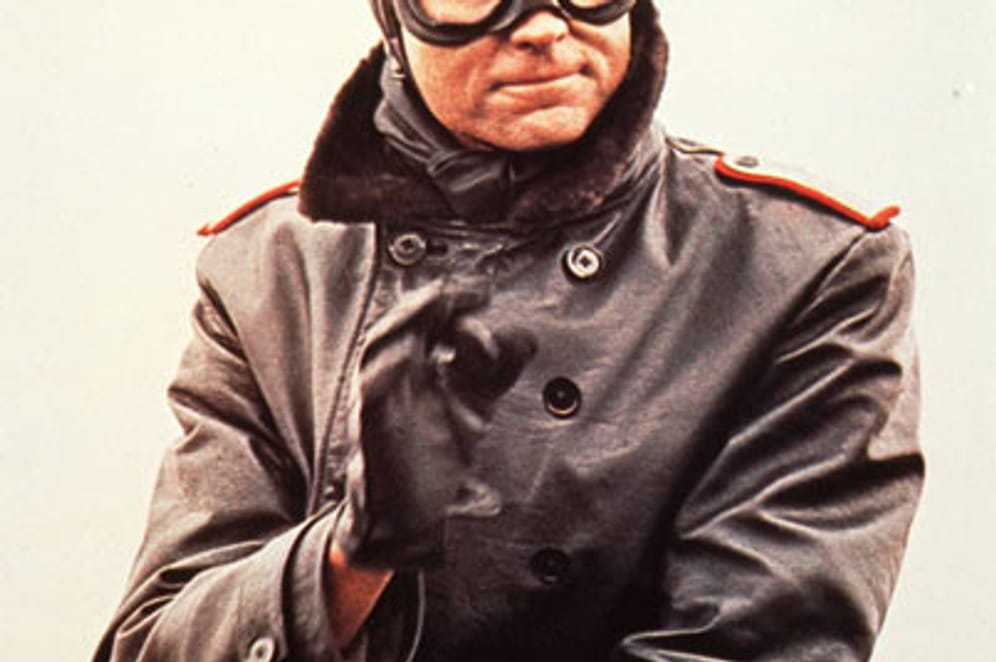 Das ist der Schauspieler Don Stroud, der in dem Film „Manfred von Richthofen – Der Rote Baron“ Captain Roy Brown spielt. Der Kanadier galt lange als Bezwinger Richthofens – zu Unrecht, wie sich herausstellte.