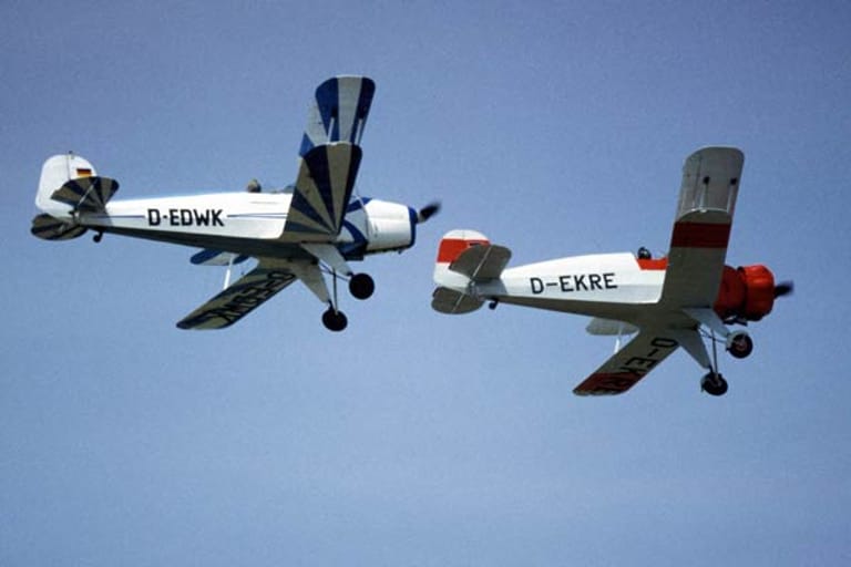 Das deutsche Pendant ist das Trainingsflugzeug Bücker. Hier die Doppeldecker-Flugzeuge 131 Jungmann (links) und 133C Jungmeister Jungmann.