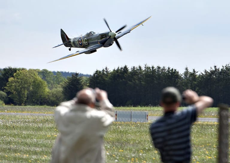 Die großen Warbirds aus dem Zweiten Weltkrieg sind die britische Spitfire, von der es in Deutschland nur eine Handvoll gibt und die amerikanische Mustang P51. Diese Flieger versetzen jeden Kenner in Wallung und kosten zwischen 1,5 und 2,5 Millionen Euro.