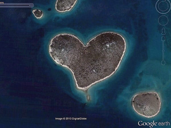 Herzförmige Insel bei der kleinen Hafenstadt Turanj, Kroatien.