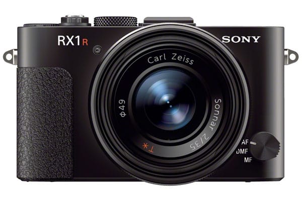 Fans exklusiver Kameras im Retro-Look finden bei Sony aktuell auch ein ganz besonderes Modell: Die RX1 ist mit 500 Gramm die bisher leichteste und kleinste digitale Kamera mit Vollformat-Sensor. Normalerweise sind vergleichbare Profi-Modelle rund dreimal so groß und schwer.