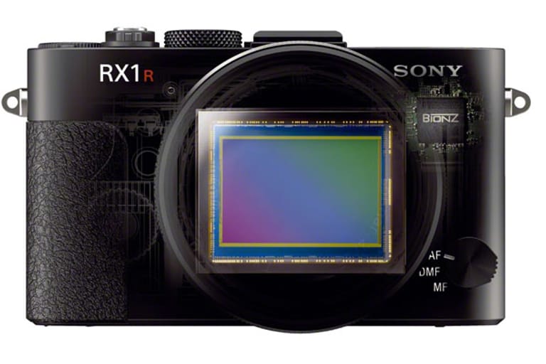 Die Kamera dürfte allerdings nur ambitionierte Fotografen interessieren, die auf den detailverliebten Retro-Look schwören und sich nicht am festverbauten Objektiv sowie dem Preis stören. Die Sony RX1 kostet immerhin stolze 3200 Euro.