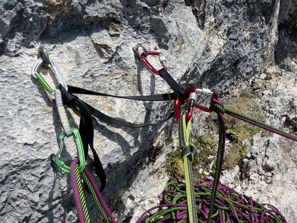 Klettern am Fels: Stand mit Sicherungen für zwei Kletterer.