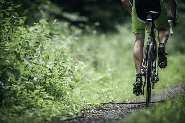 Cyclocross: Radfahren mit speziellem Rennrad querfeldein.