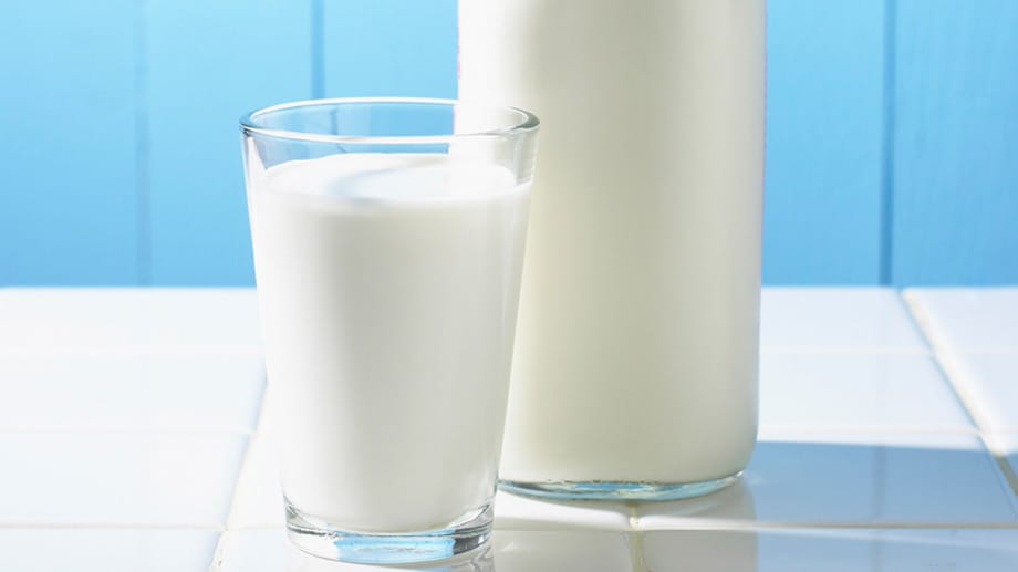 Milchprodukte: Sie enthalten B-Vitamine. Sie haben eine beruhigende Wirkung und werden daher auch als "Nervenvitamine" bezeichnet. für die körperliche und geistige Leistungsfähigkeit ist vor allem das Vitamin B12 wichtig, das unter anderem die Milch liefert.