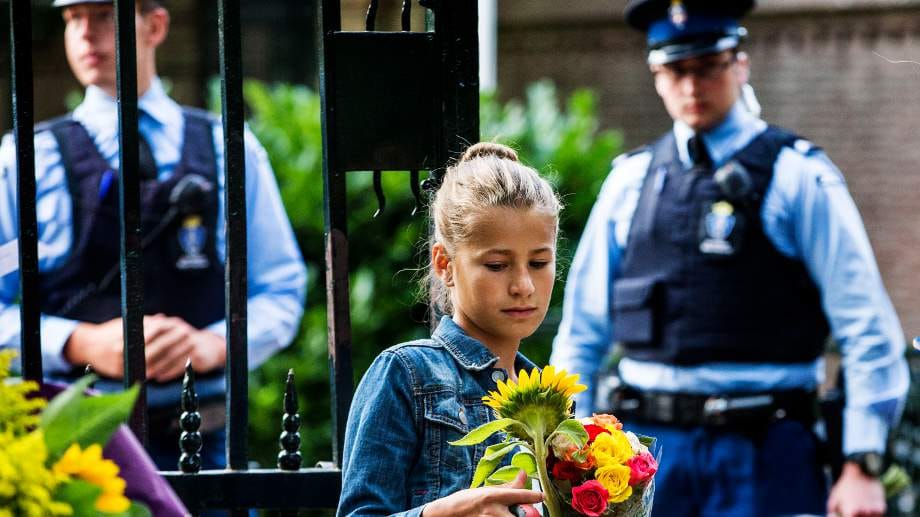 Auch das niederländische Volk trauert um ihren Prinzen. Viele legen Blumen vor den Palast des niederländischen Königshauses in Gedenken an Prinz Friso.