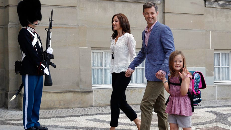 Die dänische Prinzessin Isabella hatte am 13. August 2013 ihren ersten Schultag. Die Tochter von Prinz Frederik und Prinzessin Mary schien sich darüber mächtig zu freuen.