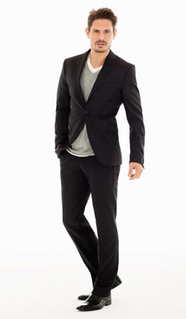 Keine Spielchen mehr mit Farbe: Eine Trendkombi des Winter ist ein dunkler Anzug mit einem grauen Oberteil - das zeigt zum Beispiel "Cinque". (Anzug circa 300 Euro)
