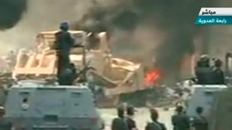 Mittwochmorgen: Mit Bulldozern und Panzerfahrzeugen rücken die Sicherheitskräfte in das Lager auf dem Kairoer Rabaa-Platz vor. Bei der Räumung zweier Lager der Anhänger von Ex-Präsident Mursi entzündeten sich die Ausschreitungen.