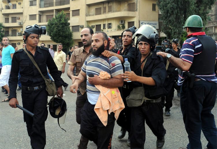 "Erschießt uns nicht, wir sind alle Ägypter", riefen die Muslimbrüder den Polizisten entgegen. Trotzdem gab es fast 300 Tote.