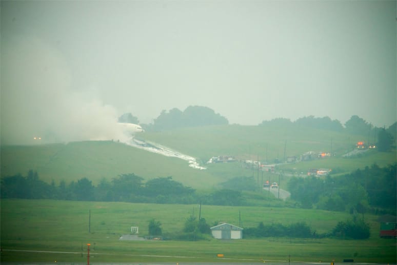 Die Airbus-Maschine stürzt beim Anflug auf den Flughafen auf ein Feld, zerbricht in zwei Teile und geht in Flammen auf. Die Airbus-Maschine stürzt beim Anflug auf den Flughafen auf ein Feld, zerbricht in zwei Teile und geht in Flammen auf.