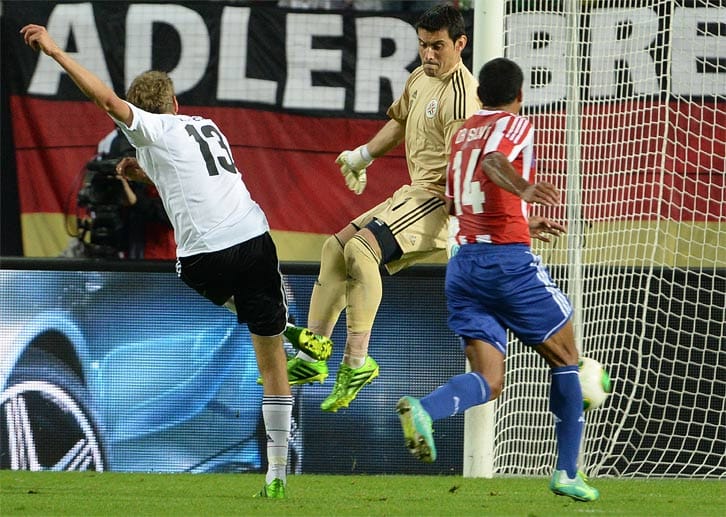 Die DFB-Treffer lassen nicht lange auf sich warten. Zunächst bringt Ilkay Gündogan (18.) Deutschland heran, dann gelingt Thomas Müller (31.) der Ausgleich.