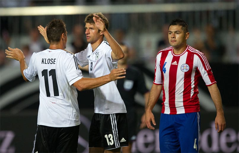 Thomas Müller (Mitte) und Miroslav Klose bejubeln den Treffer zum 2:2.