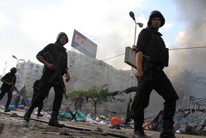 Einsatzpolizisten patrouillieren nach den Gewaltausbrüchen durch Nasser-City.