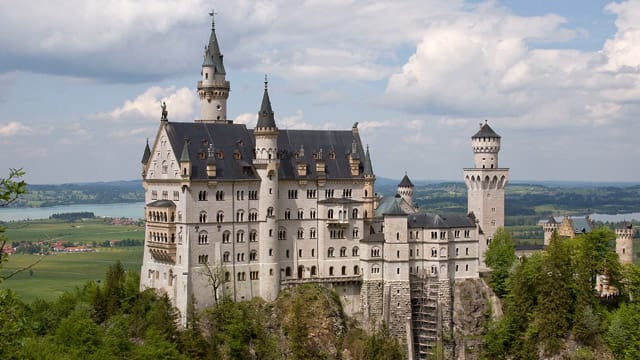 Das Schloß Neuschwanstein wurde zwar nicht im Mittelalter erbaut, zählt aber unter Touristen zu den beliebtesten Ausflugzielen