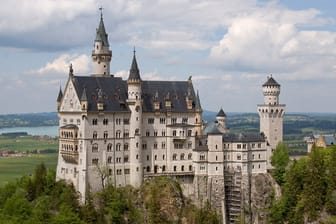 Das Schloß Neuschwanstein wurde zwar nicht im Mittelalter erbaut, zählt aber unter Touristen zu den beliebtesten Ausflugzielen