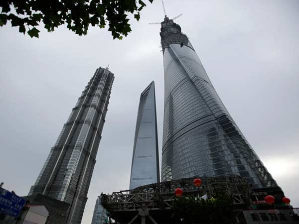 Der Shanghai Tower im Finanz- und Wirtschaftsviertel Pudong ist fast fertig. Mit 632 Metern Höhe ist er demnächst nicht nur das höchste Gebäude Chinas, sondern auch das zweithöchste der Welt.