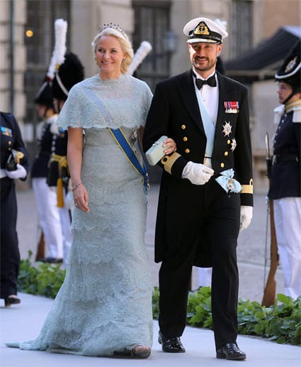 Prinzessin Mette-Marit strahlt mit ihrem Gatten, dem norwegischen Kronprinzen Haakon, um die Wette.