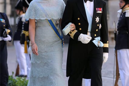 Prinzessin Mette-Marit strahlt mit ihrem Gatten, dem norwegischen Kronprinzen Haakon, um die Wette.