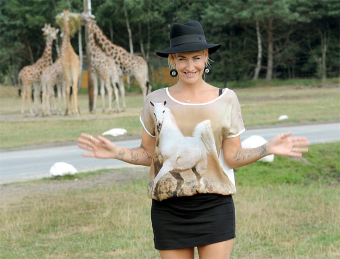 Sängerin Sarah Connor tauft das Giraffenbaby "Kerstin".