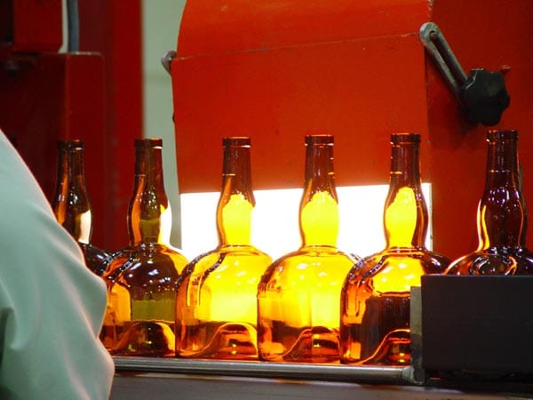 Wir haben uns die Herstellung des Orangenlikörs, dem ein Cuvée edler Cognacs als Basis dient, näher angeschaut.