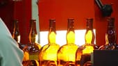 Wir haben uns die Herstellung des Orangenlikörs, dem ein Cuvée edler Cognacs als Basis dient, näher angeschaut.