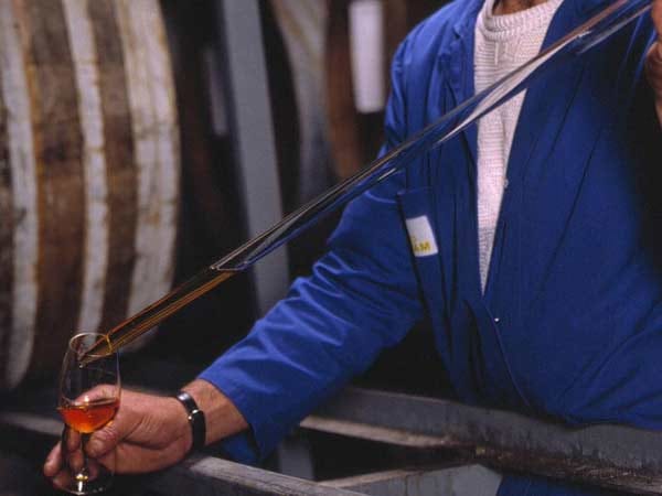 Der Geschmack eines Cognacs hängt neben verschiedenen Destillationstechniken auch vom Bodentyp des Anbaugebiets sowie dem Eichenfass ab, in dem der Weinbrand über Jahre hinweg heranreift. Je länger das Fass in der Fassbinderei gebrannt wird, desto rauchiger schmeckt später das darin gelagerte Endprodukt. Die große Kunst liegt nun darin, all diese Faktoren so zu kombinieren.