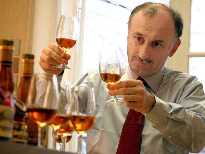 Der "Maître de Chais" (Kellermeister) kombiniert eine Auswahl an bis zu 50 Jahre alten Cognacs mit unterschiedlichem Charakter und aus verschiedenen Anbaugebieten miteinander, bis das Cuvée die Ausgewogenheit und Komplexität erreicht, die zur Vermählung mit der Bitterorange notwendig sind.
