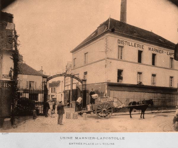 Heute wie früher: In der historischen Destillerie von Neauphle-le-Château wird schließlich der Cognac mit der Bitterorange vermählt.