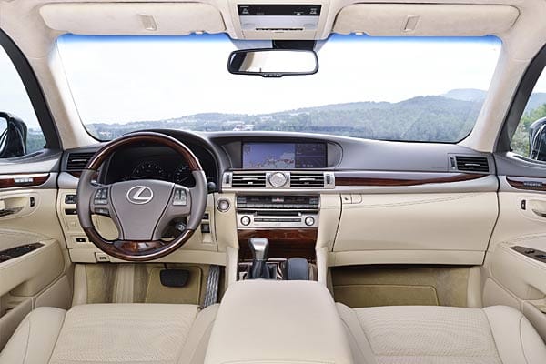 Entspricht „Lexus“ = „Luxus“? Der erste Eindruck scheint nur eine Antwort auf die Frage zuzulassen: ja! Wer die massiven Türen öffnet, wird vom luxuriösen Cockpit empfangen. Leider offenbaren sich beim genaueren Hinschauen Schwächen im Detail.