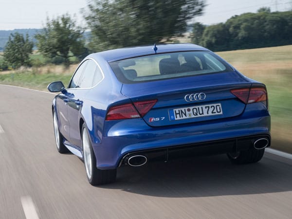 Diffusor-Optik und Oberarm-dicke Auspuffendrohre bestimmen die Heckansicht des Audi RS7.
