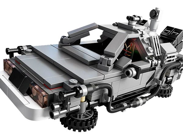 Gleiten im Hover-Modus: Auch beim Lego-DeLorean lassen sich die Räder einklappen.
