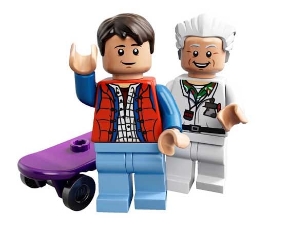 Zum Lieferumfang des Lego-DeLorean gehören auch die Figuren der Protagonisten Marty McFly und Dr. Emmett L. Brown.