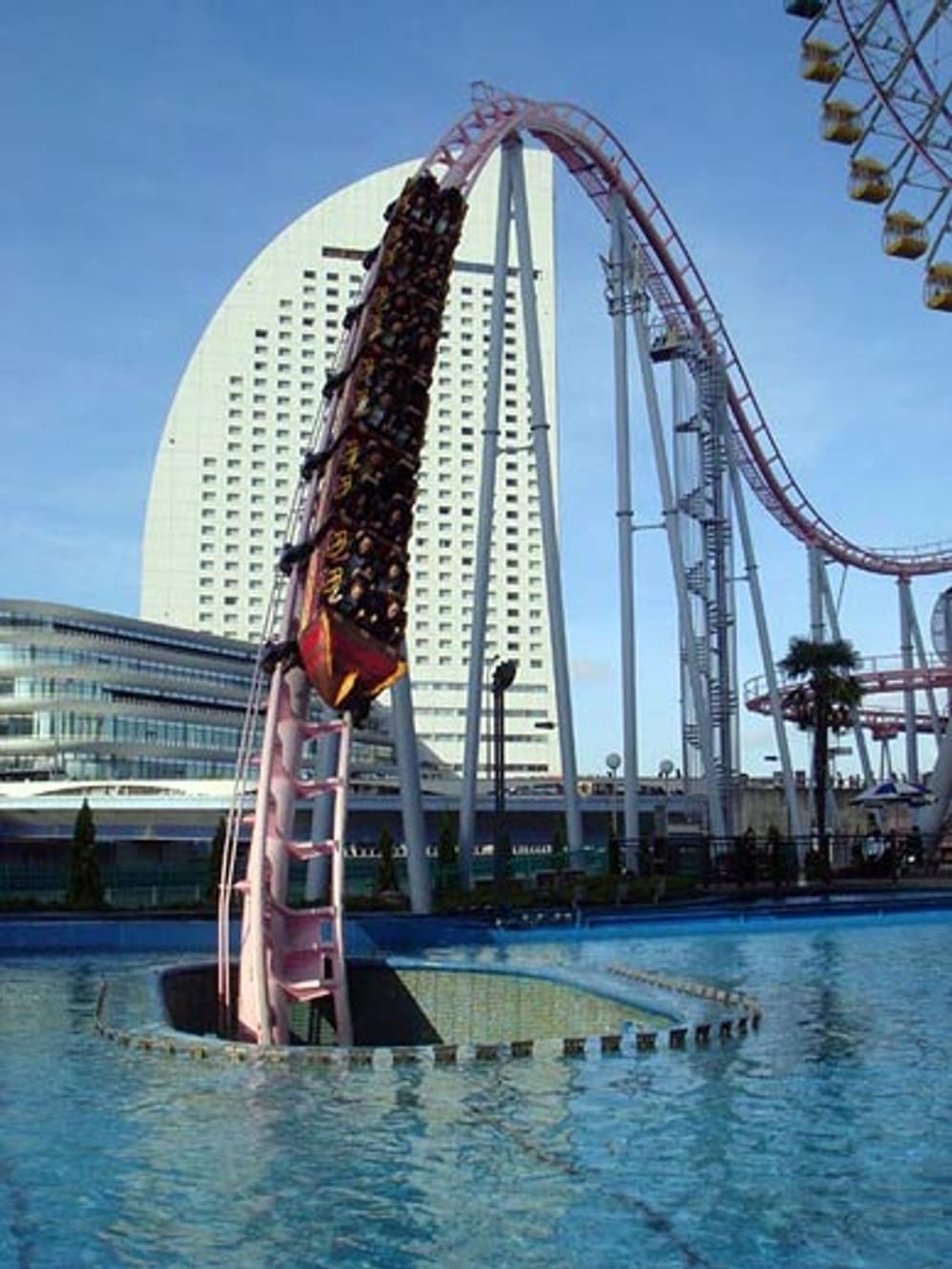 Der “Vanish Roller Coaster" in der Yokohama Cosmo World in Japan in dem Augenblick, bevor er abtaucht.