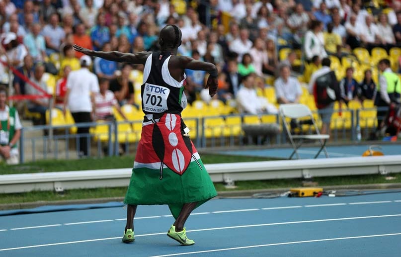 Ezekiel Kemboi wagt ein Tänzchen. Der Kenianer gewinnt nach Berlin 2009 und Daegu 2011 auch in Moskau Gold über 3000-Meter-Hindernis.