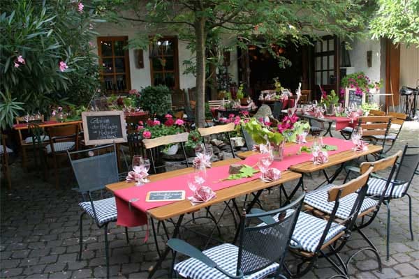 Ein Genuss zu den edlen Tropfen von Albrecht Gietzen sind auch die feinen Gerichte aus der Winzerküche, die im romantischen Innenhof oder im "Cella Rustica" serviert werden.