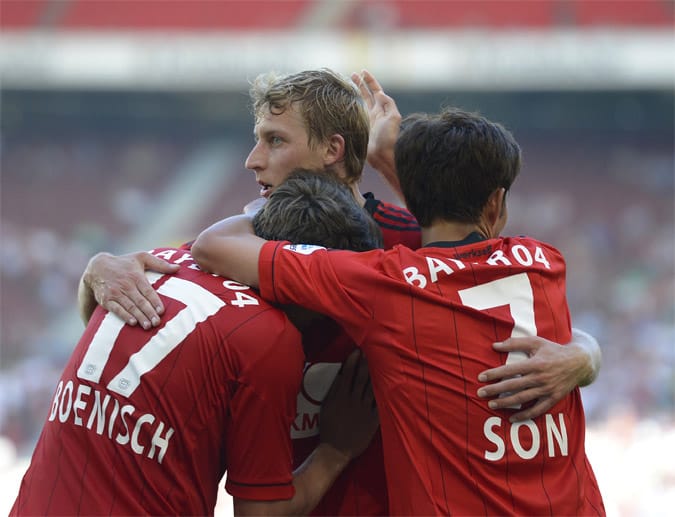 Daniel Schwaab vom VfB Stuttgart entscheidet per Eigentor die Partie zugunsten von Leverkusen. Damit dürfen die Bayer-Spieler die Einstellung des Vereinsrekordes bejubeln. Dank eines wenig berauschenden 1:0 gewinnt die Mannschaft von Trainer Sami Hyypiä saisonübergreifend zum siebten Mal in Serie in der Bundesliga und egalisiert damit die Bestmarke aus dem Jahr 2001.