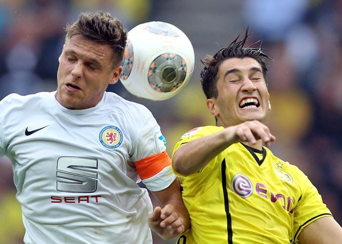 Borussia Dortmund tut sich gegen Eintracht Braunschweig lange Zeit schwer. Hier wollen Mirko Boland (li.) und Nuri Sahin den Ball.