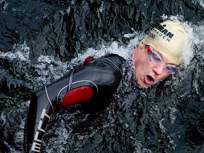 Die erste Disziplin war Schwimmen. Die Distanz von 3,8 Kilometer legte der 45-Jährige in einer Stunde und zehn Minuten zurück.