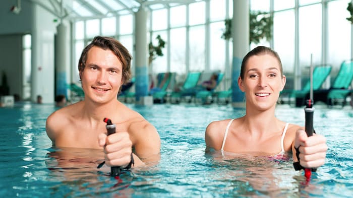 Gute Nachricht für Wasserratten: Im kühlen Nass purzeln die Pfunde noch schneller. Bei anspruchsvoller Aquagymnastik verbrennt man um die 400 Kalorien.