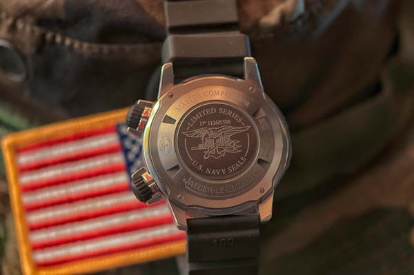 Im Inneren der edlen Master Compressor Diving Alarm Navy Seals tickt mit dem Automatik-Kaliber 956 eines von mehr als tausend mechanischen Uhrwerken, die die Manufaktur entworfen hat, von diesen sind heut noch rund 40 im Einsatz.